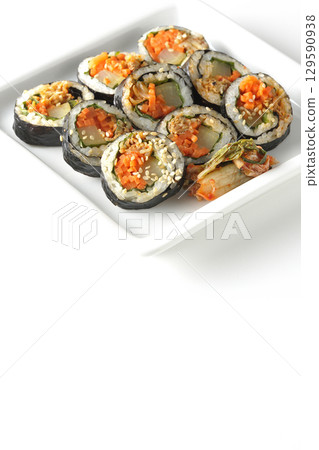白色背景下拍攝的韓式海苔卷紫菜包飯 白色背景下拍攝的韓式海苔卷紫菜包飯 129590938