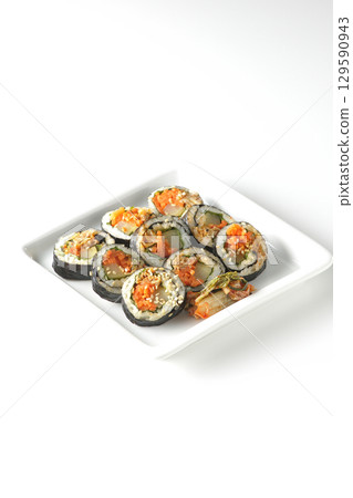 白色背景下拍攝的韓式海苔卷紫菜包飯 129590943