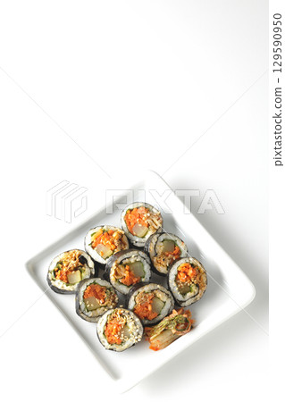 白色背景下拍攝的韓式海苔卷紫菜包飯 白色背景下拍攝的韓式海苔卷紫菜包飯 129590950