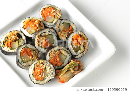 白色背景下拍攝的韓式海苔卷紫菜包飯 129590959
