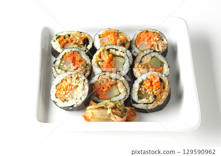 白色背景下拍攝的韓式海苔卷紫菜包飯 129590962