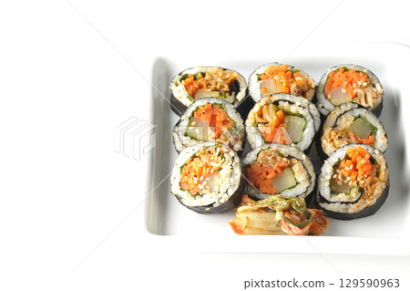 白色背景下拍攝的韓式海苔卷紫菜包飯 129590963