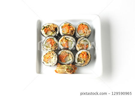 白色背景下拍攝的韓式海苔卷紫菜包飯 白色背景下拍攝的韓式海苔卷紫菜包飯 129590965