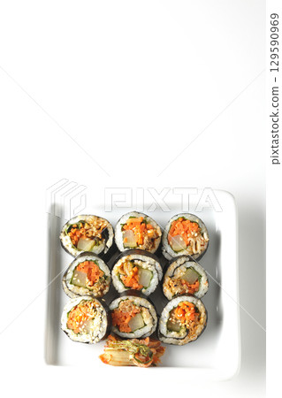 白色背景下拍攝的韓式海苔卷紫菜包飯 白色背景下拍攝的韓式海苔卷紫菜包飯 129590969