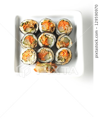 白色背景下拍攝的韓式海苔卷紫菜包飯 白色背景下拍攝的韓式海苔卷紫菜包飯 129590970