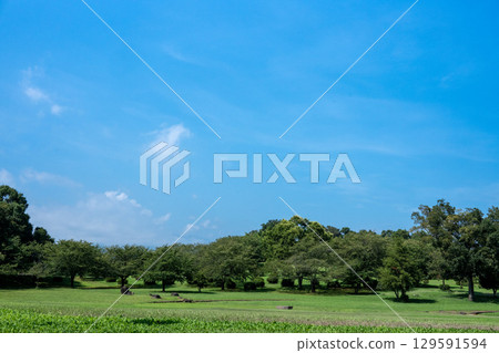 一個清新的藍天公園廣場 一個清新的藍天公園廣場 129591594