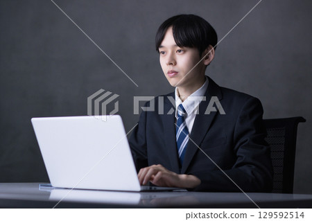 Young businessman working on a computer 129592514