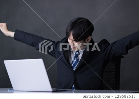 Young businessman working on a computer 129592515