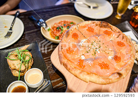鮭魚和鮭魚籽披薩 129592593
