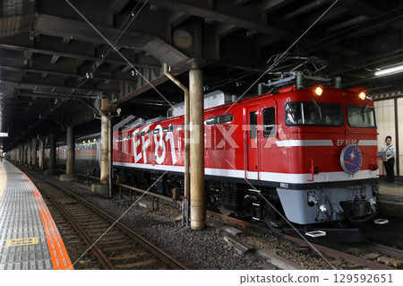 停靠上野站的團體列車：臥舖特快「仙后座號」（由EF81次95號牽引） 129592651
