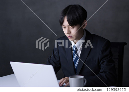 在電腦上工作的年輕商人 129592655