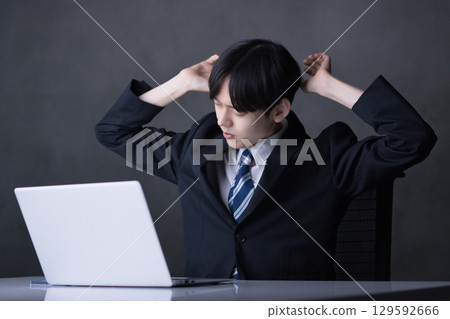 在電腦上工作的年輕商人 在電腦上工作的年輕商人 129592666