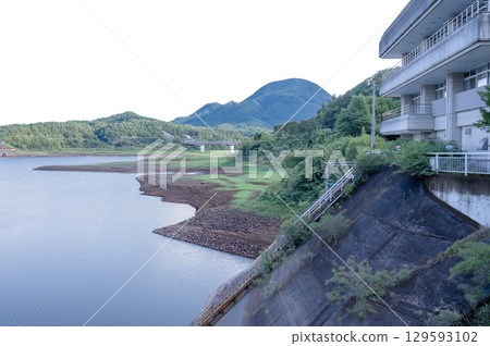 南川水壩2025年:水位因缺水而下降 南川水壩2025年:水位因缺水而下降 129593102