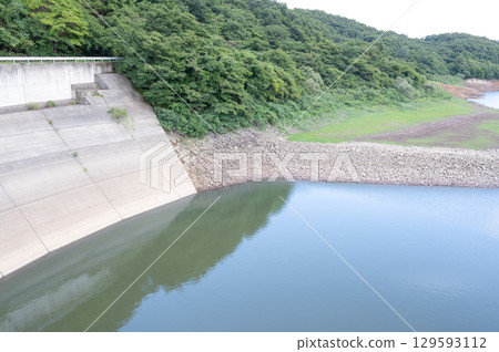 Minamikawa Dam 2025: Water level drops due to water shortage 129593112