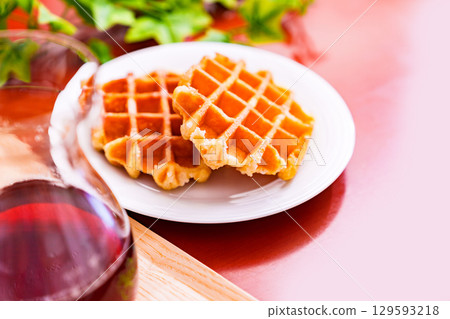 Sweets time with Belgian waffles [ image of western confectionery ] 129593218