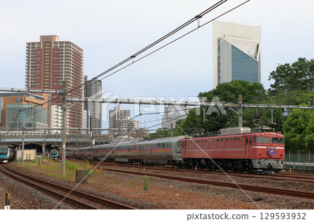 臥舖特快列車「仙后座之旅」（EF81號81號 - 由皇家馬車牽引）駛過川口站前 129593932