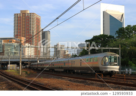 仙后座號臥舖特快列車駛過川口站前 129593933