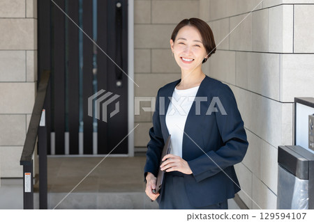穿西裝的年輕女子 穿西裝的年輕女子 129594107