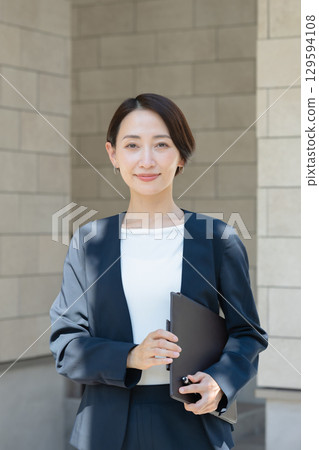 穿西裝的年輕女子 穿西裝的年輕女子 129594108