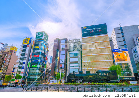 8月8日，日本東京城市景觀。晴朗的夏日天空下，新橋新橋SL廣場前的蒸氣機車和酒吧區。 129594181