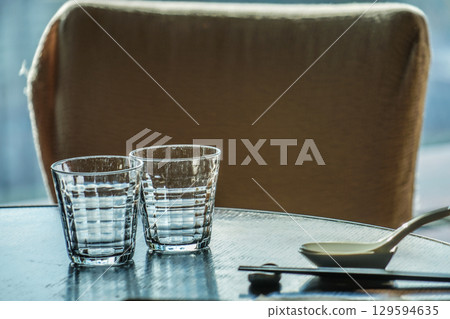 玻璃杯和湯匙 129594635