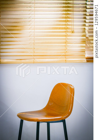 椅子和百葉窗的對比 129594671