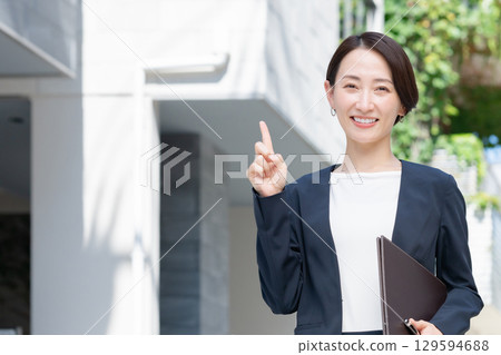 女商人拿著文件並指向 129594688