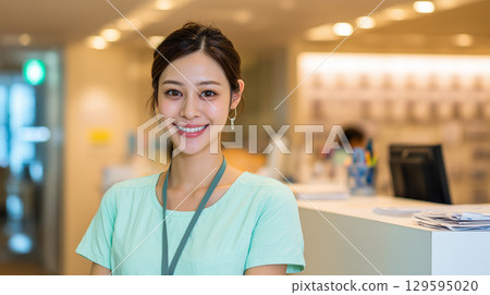 Smiling female staff at the clinic reception 129595020