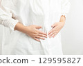 女人覺得腹部疼痛 01 129595827