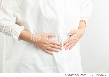 女人覺得腹部疼痛 01 女人覺得腹部疼痛 01 129595827