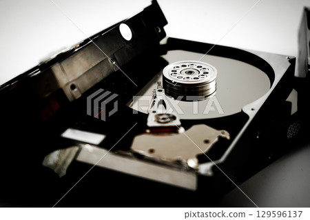 拆卸的硬盤驅動器的圖像 129596137