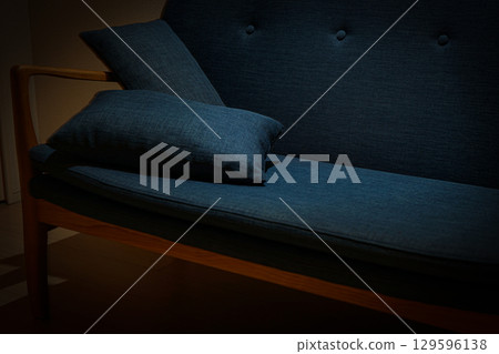 照明的時尚沙發 129596138