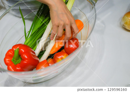 酒櫃中的綠黃色蔬菜 酒櫃中的綠黃色蔬菜 129596160