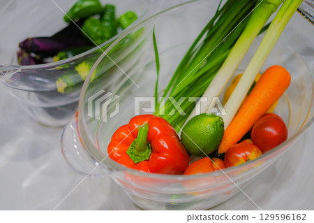 酒櫃中的綠黃色蔬菜 酒櫃中的綠黃色蔬菜 129596162