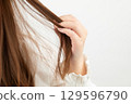 女人的手撫摸她的頭髮 02 129596790