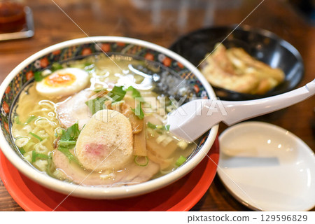 Salt ramen 129596829