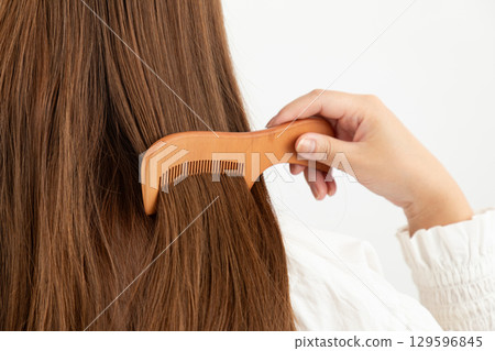女人梳頭 011 女人梳頭 011 129596845