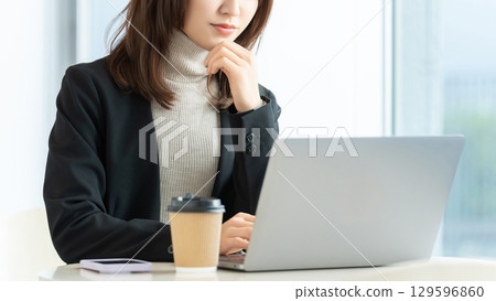 Woman using a computer / business woman 129596860
