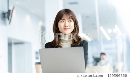 使用電腦的女人/女商人 129596866