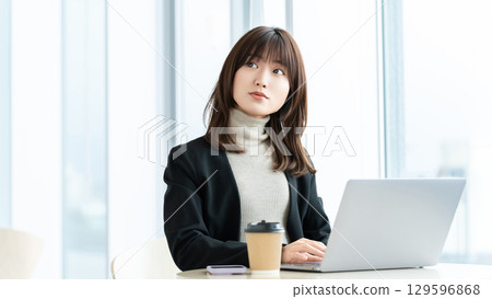 Woman using a computer / business woman 129596868