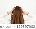 女人抱著她的頭 01 129597082