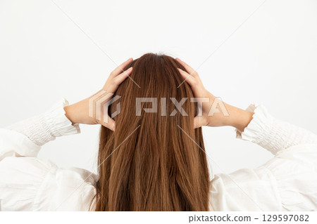 女人抱著她的頭 01 女人抱著她的頭 01 129597082