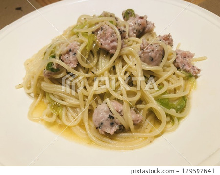 Salsiccia 和韭菜 peperoncino 義大利麵 129597641