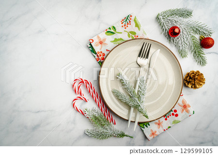 Christmas table setting 129599105