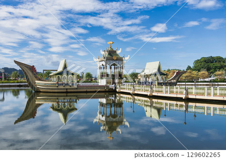 Mahligai Royal Barge with Reflection on Omar Ali Saifuddien Mosque Lagoon, Bandar Seri Begawan, Brunei Darussalam 129602265