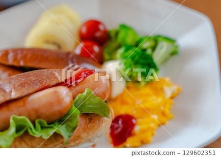 西式早餐盤，包括熱狗、炒蛋和蔬菜 129602351