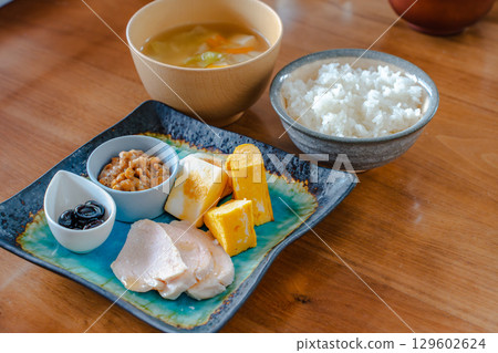 健康的日式早餐套餐,包括玉子燒(煎蛋捲)、納豆、雞肉火腿等 健康的日式早餐套餐,包括玉子燒(煎蛋捲)、納豆、雞肉火腿等 129602624