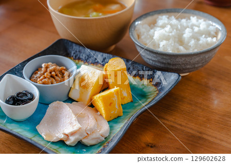 健康的日式早餐套餐，包括玉子燒（煎蛋捲）、納豆、雞肉火腿等 129602628