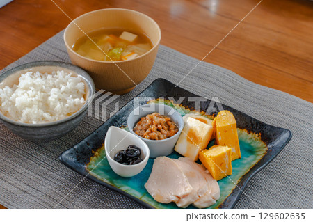 健康的日式早餐套餐，包括玉子燒（煎蛋捲）、納豆、雞肉火腿等 129602635