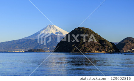 從三津濱眺望駿河灣和富士山 從三津濱眺望駿河灣和富士山 129602816